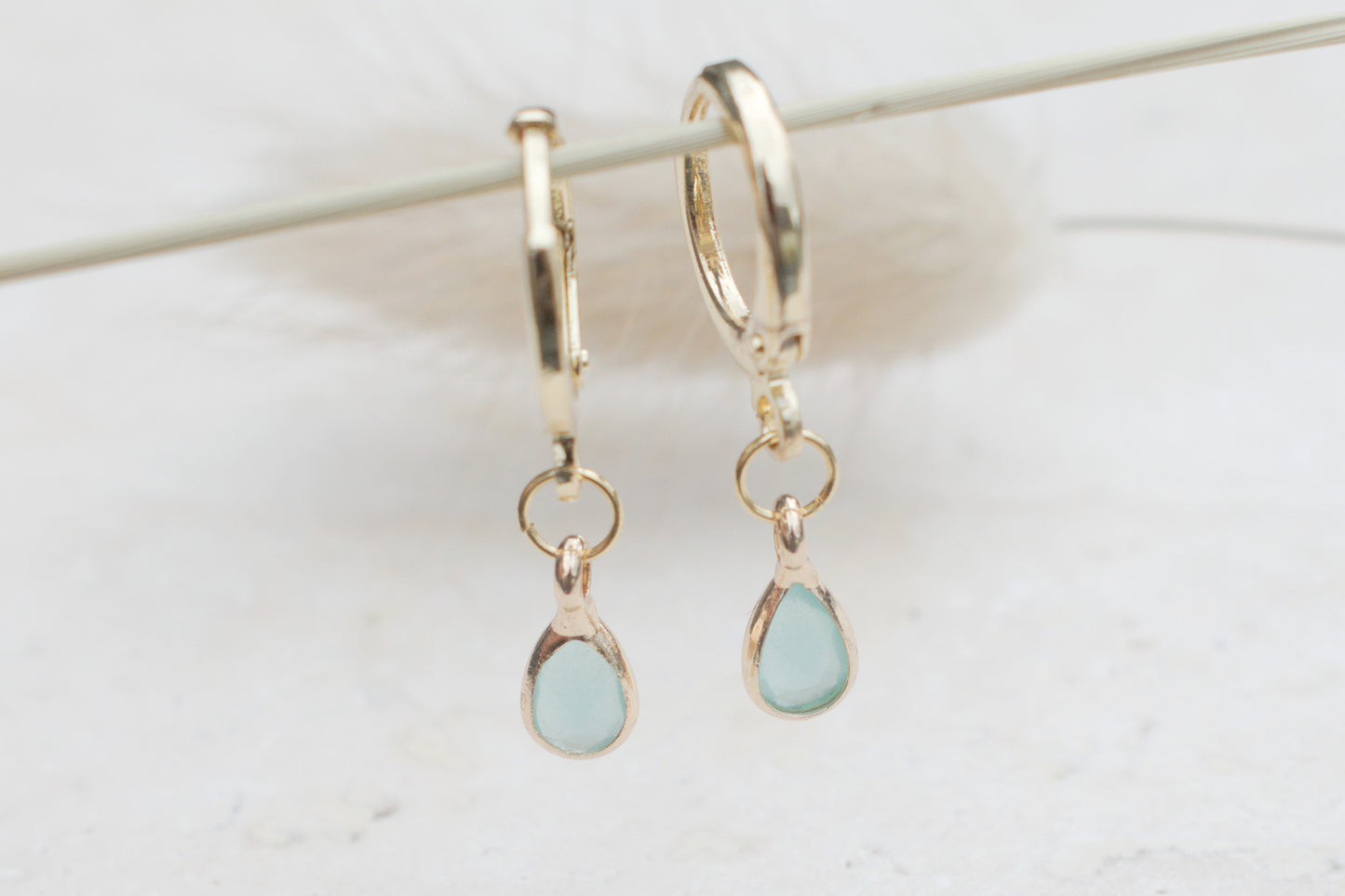 Zarte minimalistische goldenen Ohrringe mit elegantem türkisen tropfenförmigen Anhängern