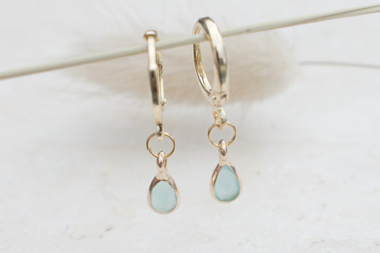 Zarte minimalistische goldenen Ohrringe mit elegantem türkisen tropfenförmigen Anhängern