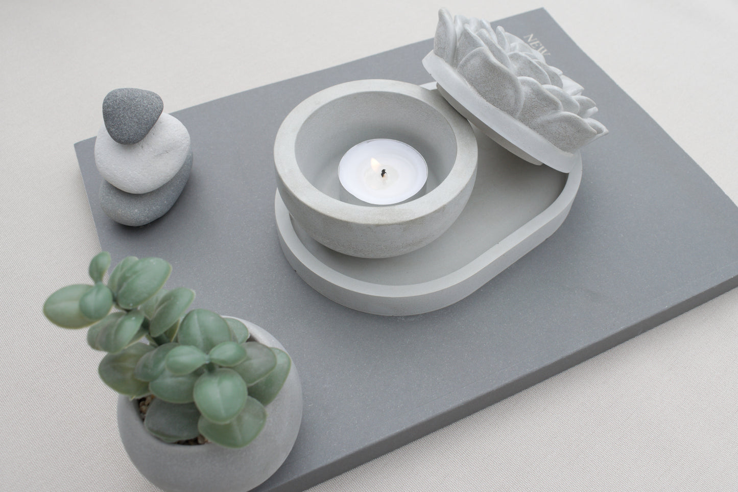 Edle Betonschale als Teelichthalter mit Blumendeckel und kleinem Tablett – Skandi Design in Grau