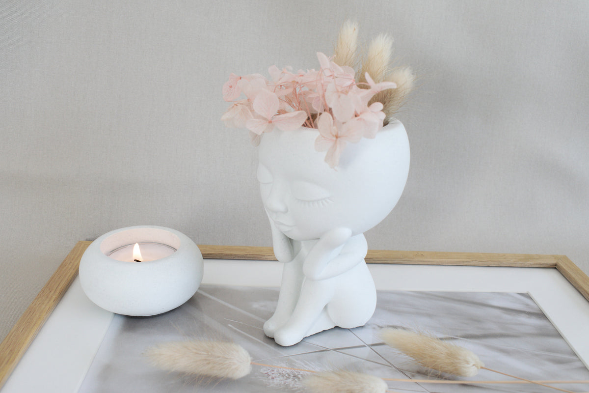Kopfvase aus weißem Beton | Sitzendes Mädchen Figur für Trockenblumen | Moderner Pflanzkopf & Deko Objekt minimalistisch