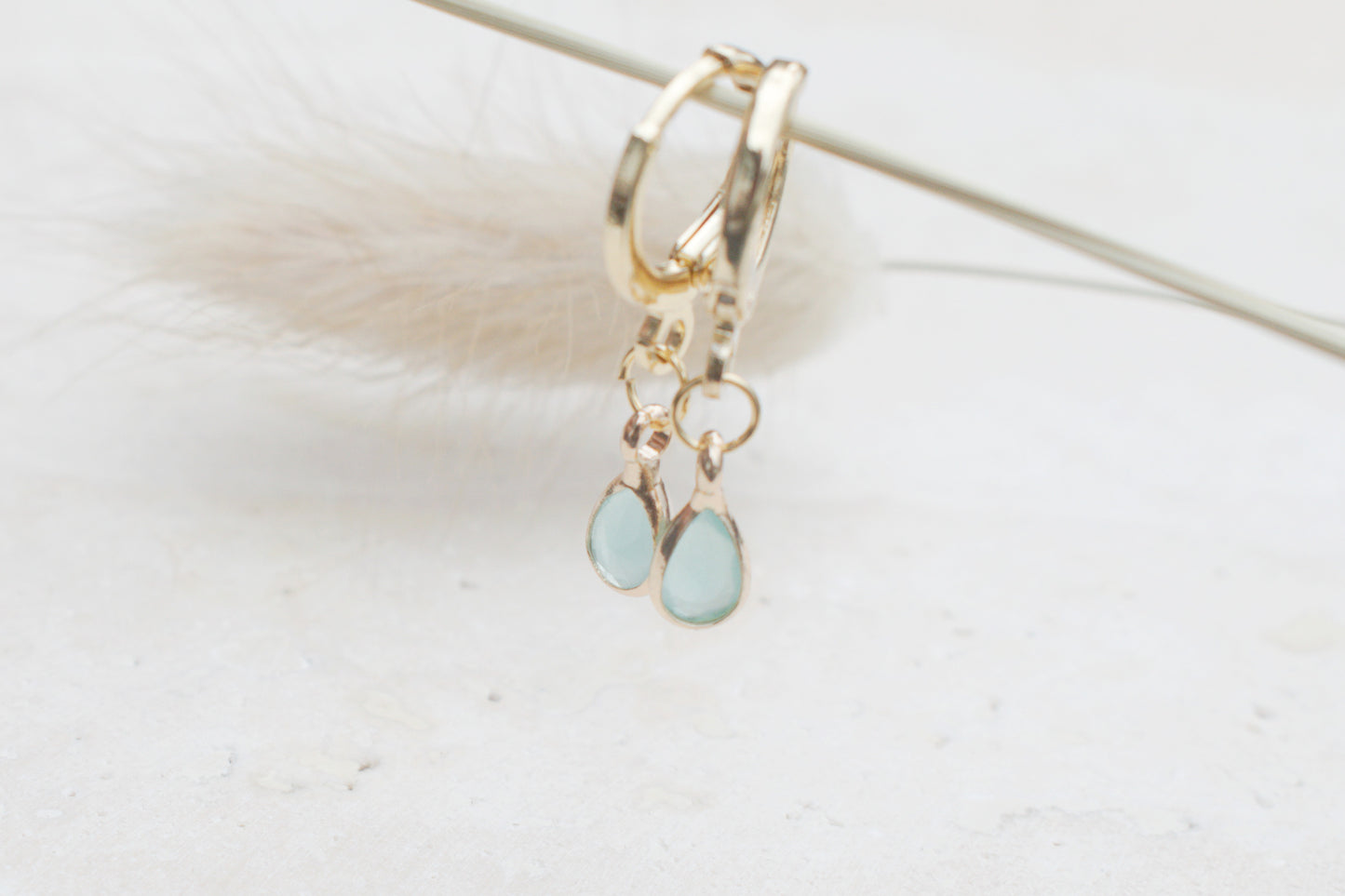 Zarte minimalistische goldenen Ohrringe mit elegantem türkisen tropfenförmigen Anhängern