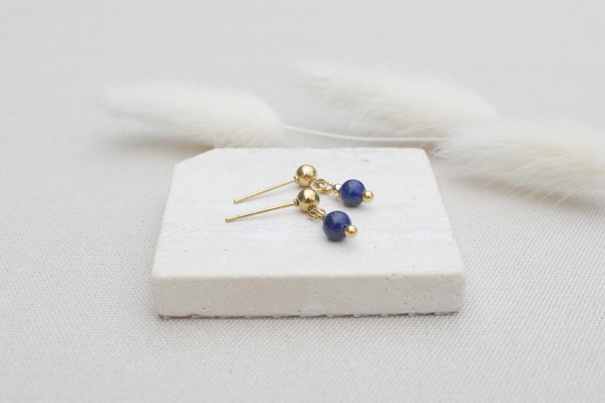 Goldene Ohrstecker mit dunkelblauer Lapislazuli Edelstein Perle, elegant & minimalistisch