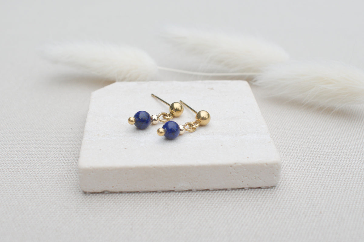 Goldene Ohrstecker mit dunkelblauer Lapislazuli Edelstein Perle, elegant & minimalistisch