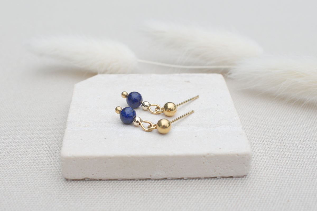 Goldene Ohrstecker mit dunkelblauer Lapislazuli Edelstein Perle, elegant & minimalistisch
