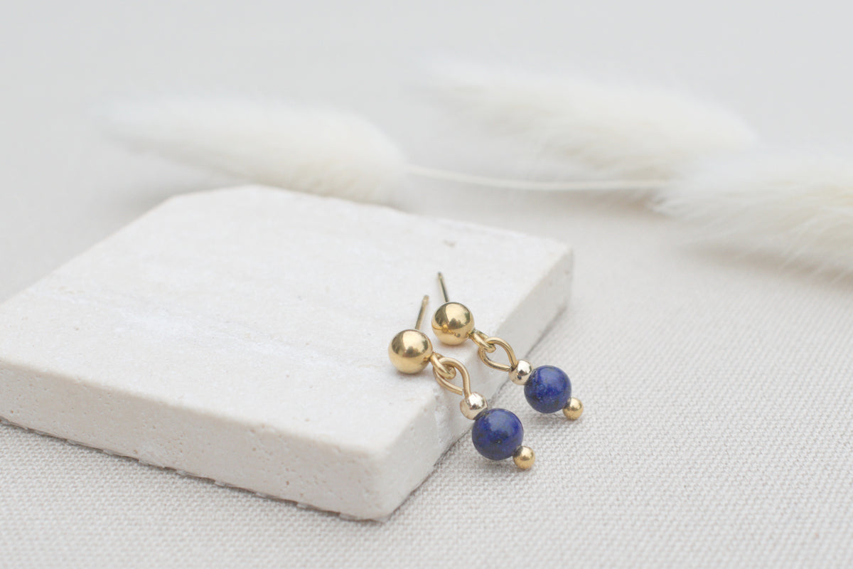 Kette mit Lapislazuli und goldenen Perlen, minimalistisch & edel