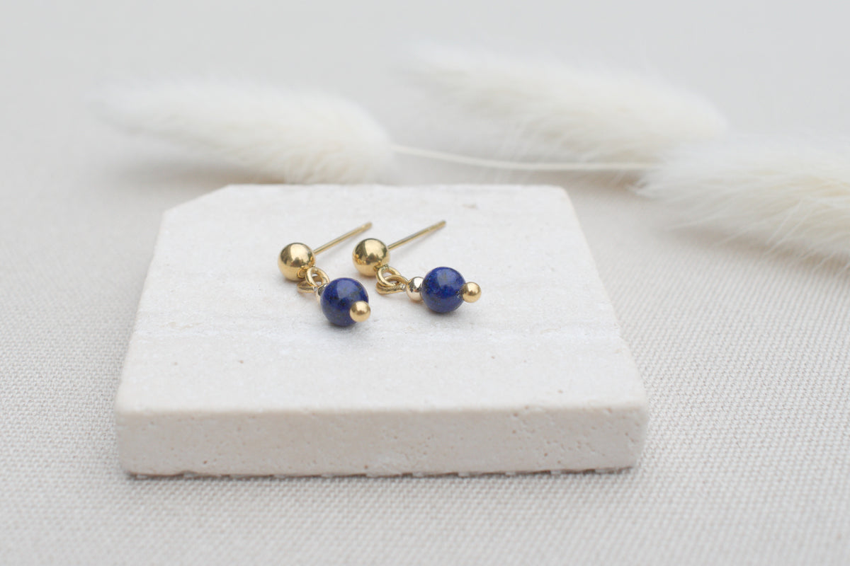 Goldene Ohrstecker mit dunkelblauer Lapislazuli Edelstein Perle, elegant & minimalistisch