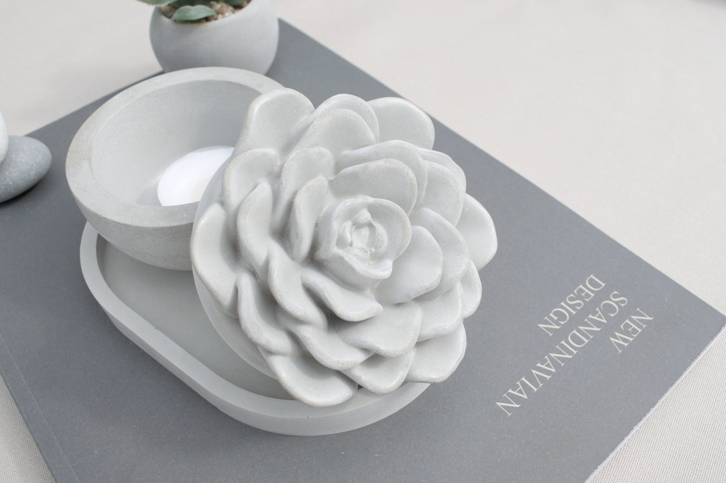 Edle Betonschale als Teelichthalter mit Blumendeckel und kleinem Tablett – Skandi Design in Grau