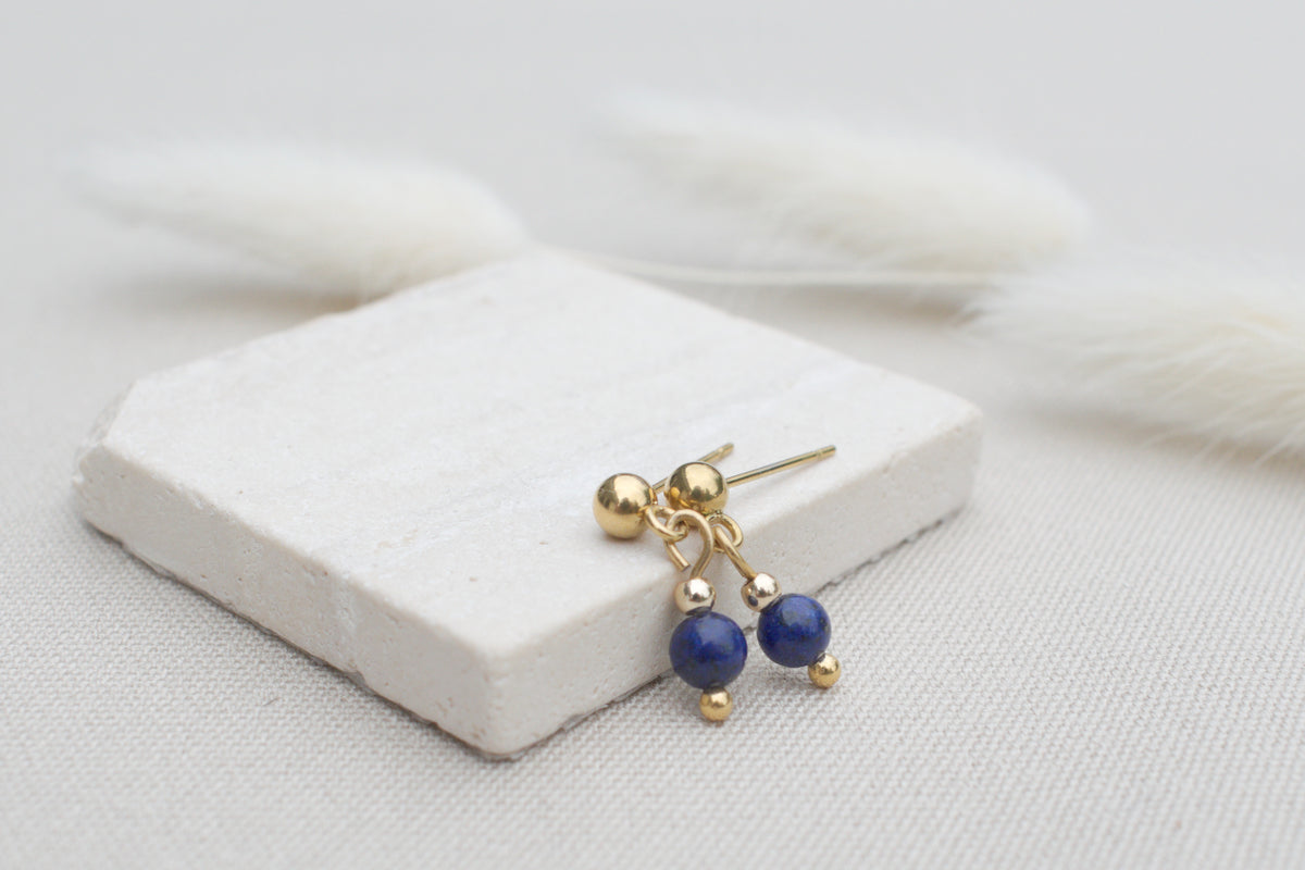 Goldene Ohrstecker mit dunkelblauer Lapislazuli Edelstein Perle, elegant & minimalistisch