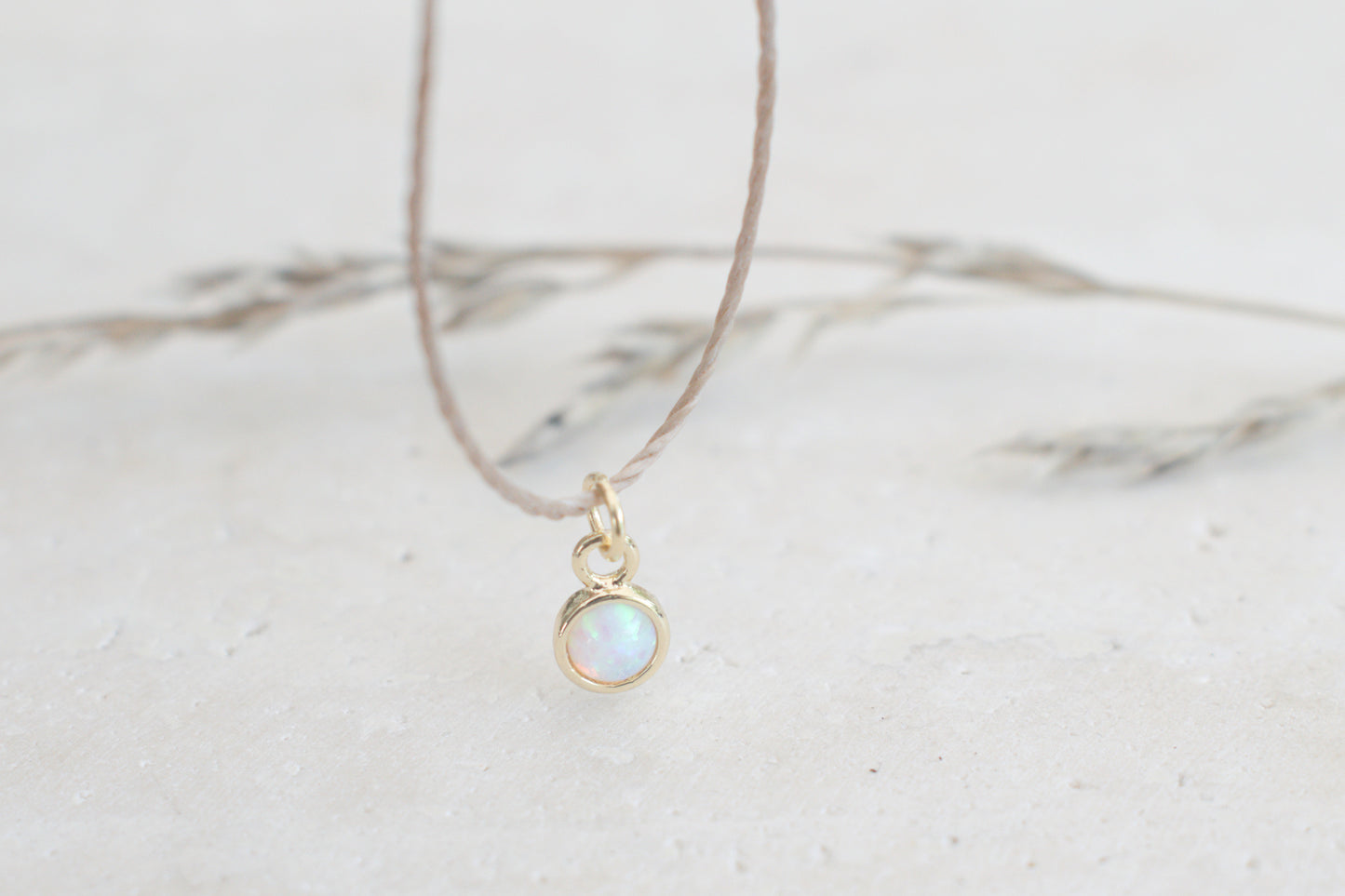 Elegante Halskette mit vergoldetem Mondstein-Anhänger, Minimalistischer Schmuck, Handgefertigt