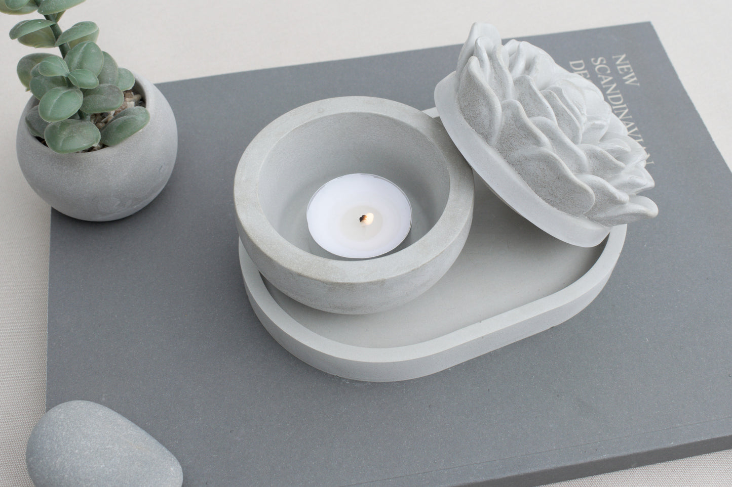 Edle Betonschale als Teelichthalter mit Blumendeckel und kleinem Tablett – Skandi Design in Grau