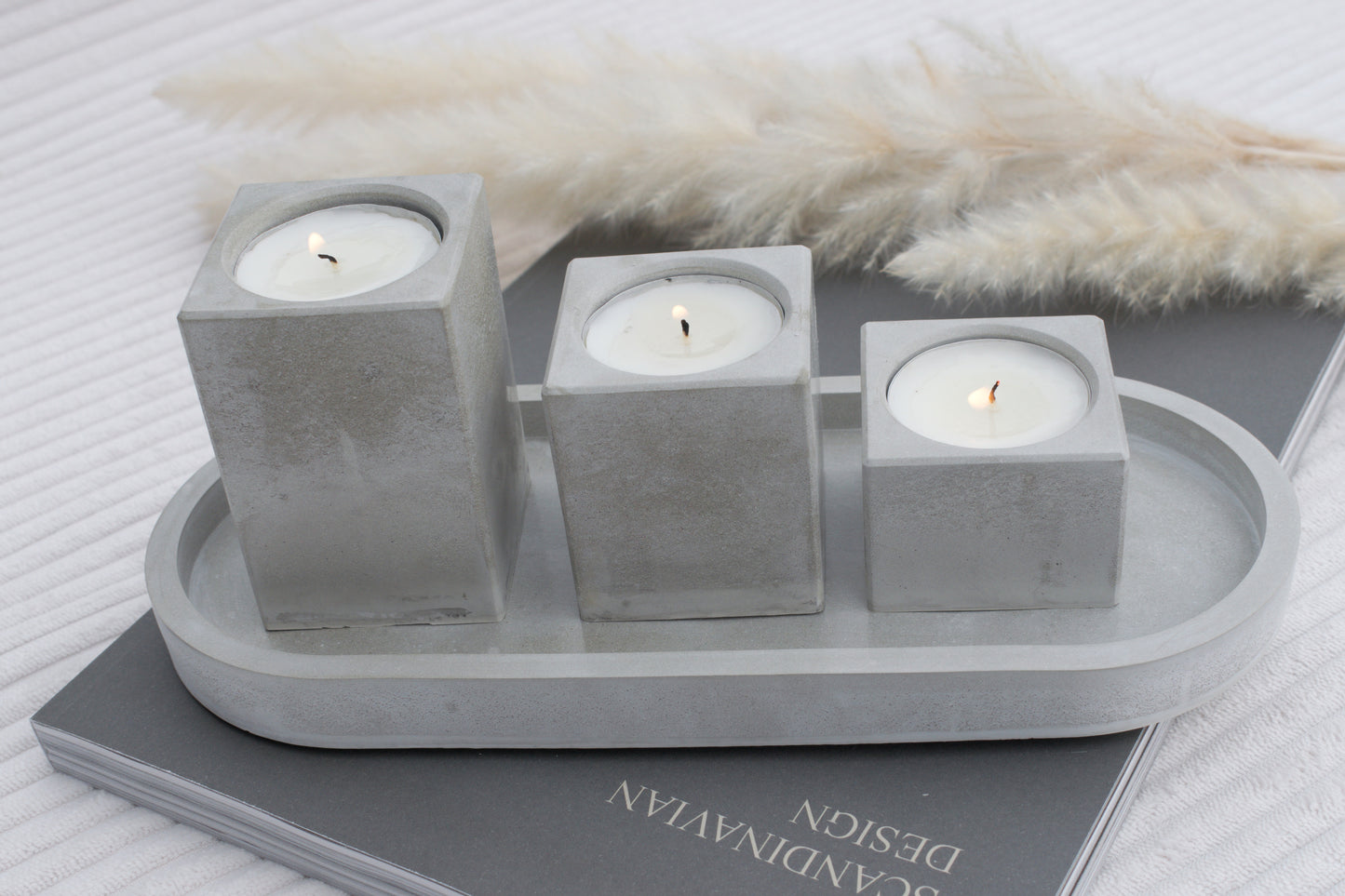 Kerzenhalter Set aus grauem Beton – 3 Teelichthalter mit Tablett | Industrial & Skandi Stil