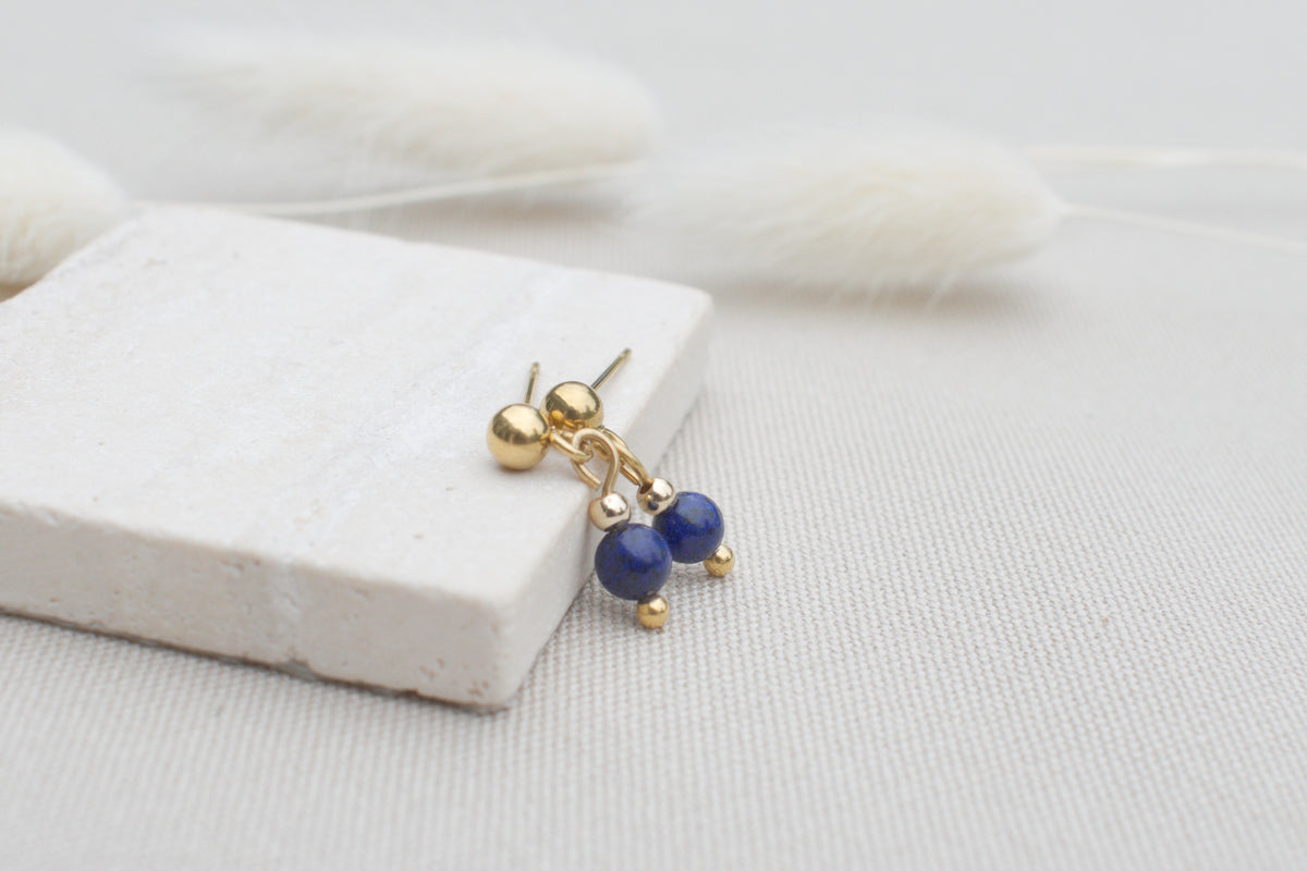 Goldene Ohrstecker mit dunkelblauer Lapislazuli Edelstein Perle, elegant & minimalistisch