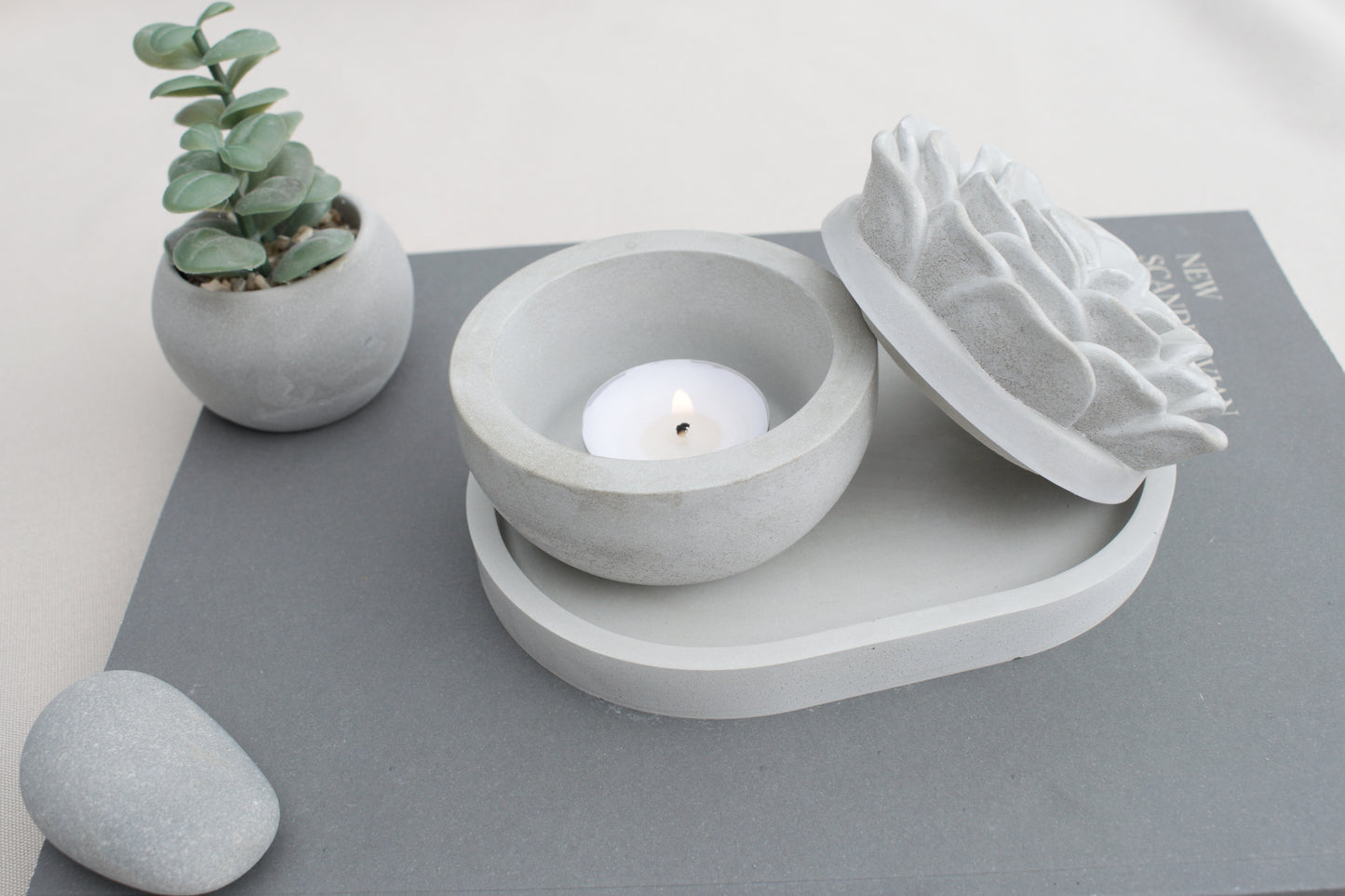 Edle Betonschale als Teelichthalter mit Blumendeckel und kleinem Tablett – Skandi Design in Grau