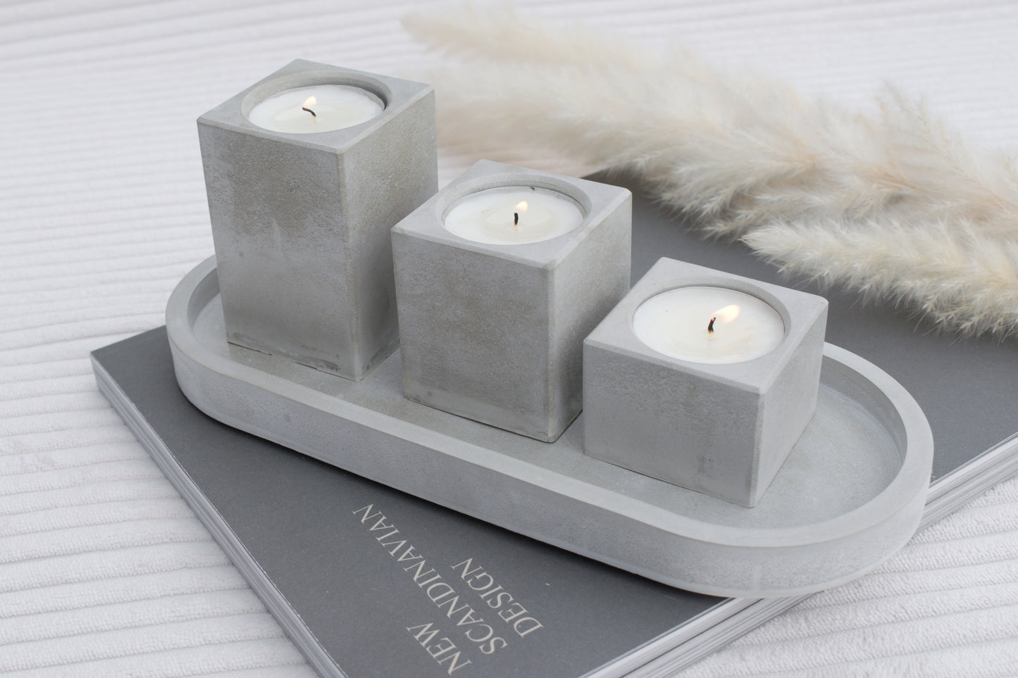 Kerzenhalter Set aus grauem Beton – 3 Teelichthalter mit Tablett | Industrial & Skandi Stil