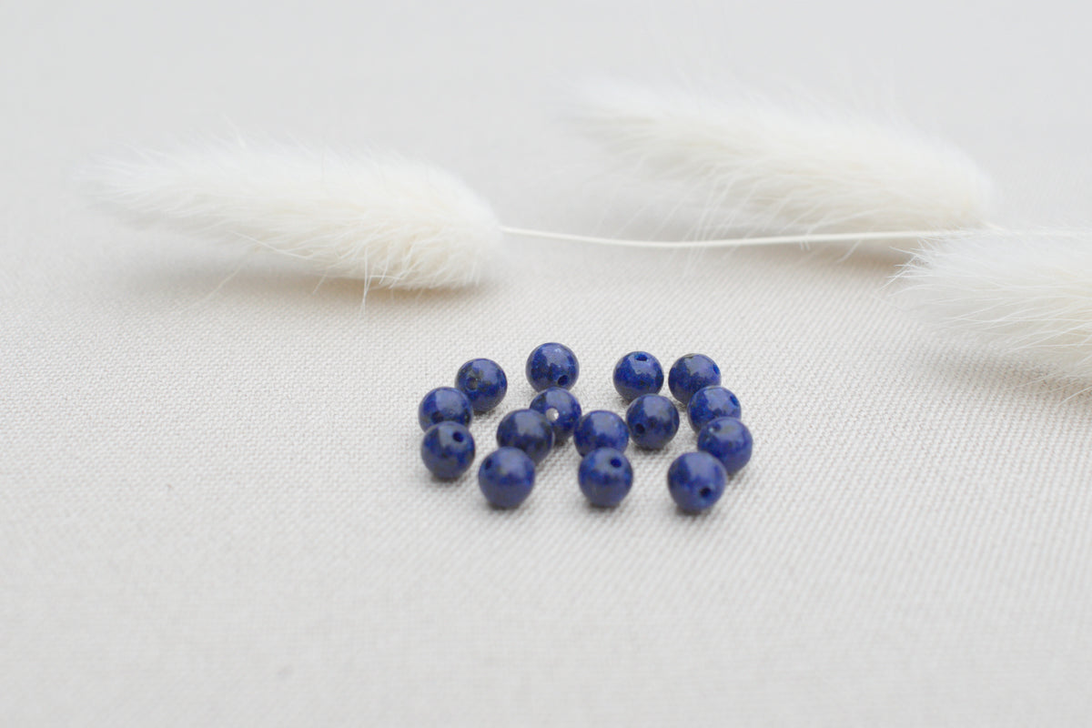 Kette mit Lapislazuli und goldenen Perlen, minimalistisch & edel