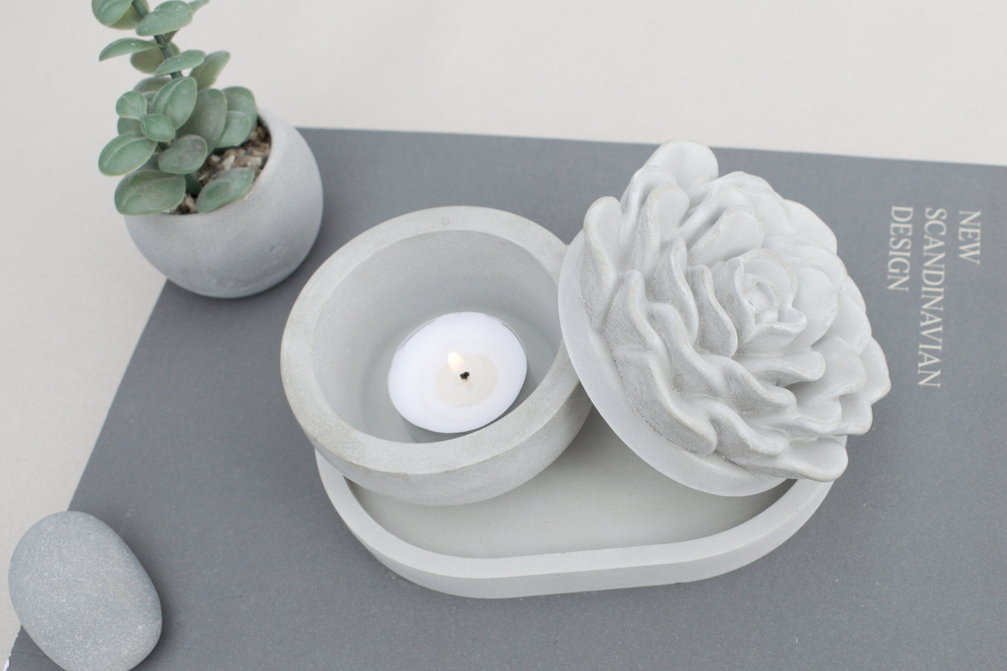Edle Betonschale als Teelichthalter mit Blumendeckel und kleinem Tablett – Skandi Design in Grau