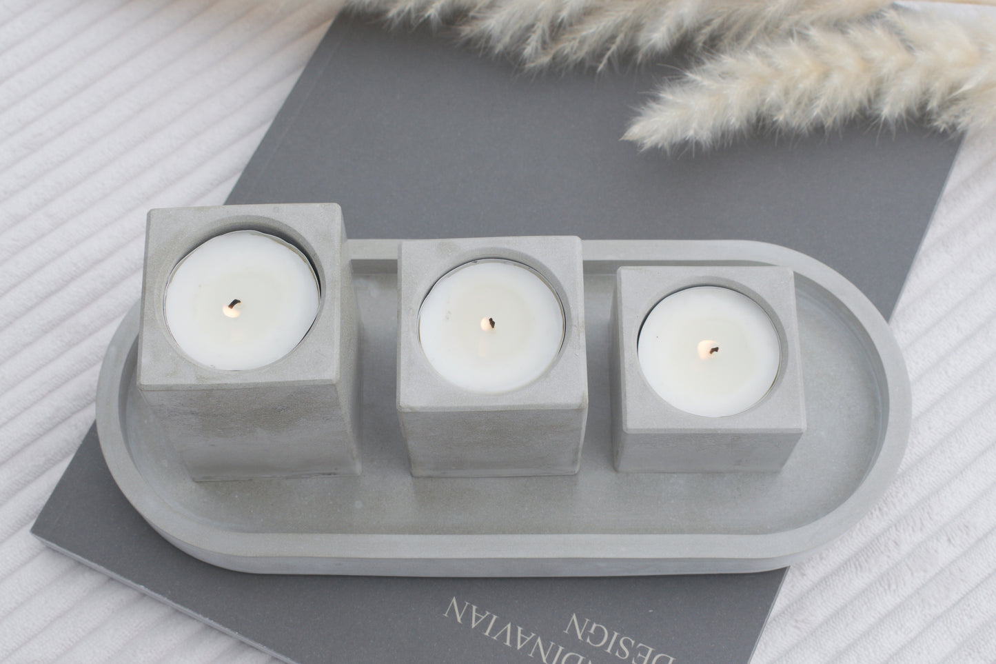 Kerzenhalter Set aus grauem Beton – 3 Teelichthalter mit Tablett | Industrial & Skandi Stil