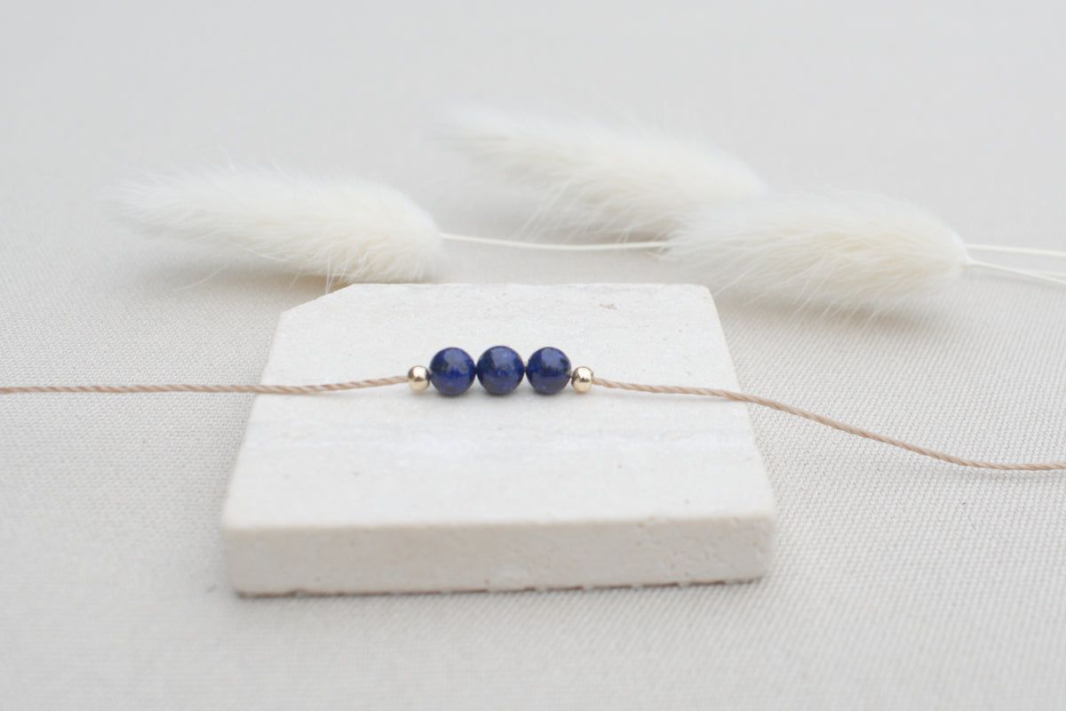 Kette mit Lapislazuli und goldenen Perlen, minimalistisch & edel