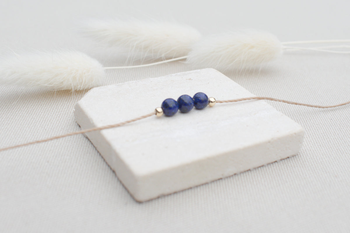 Kette mit Lapislazuli und goldenen Perlen, minimalistisch & edel
