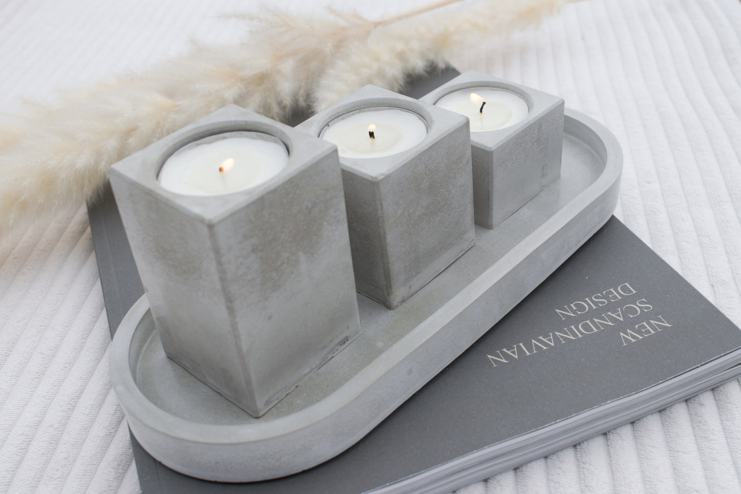 Kerzenhalter Set aus grauem Beton – 3 Teelichthalter mit Tablett | Industrial & Skandi Stil