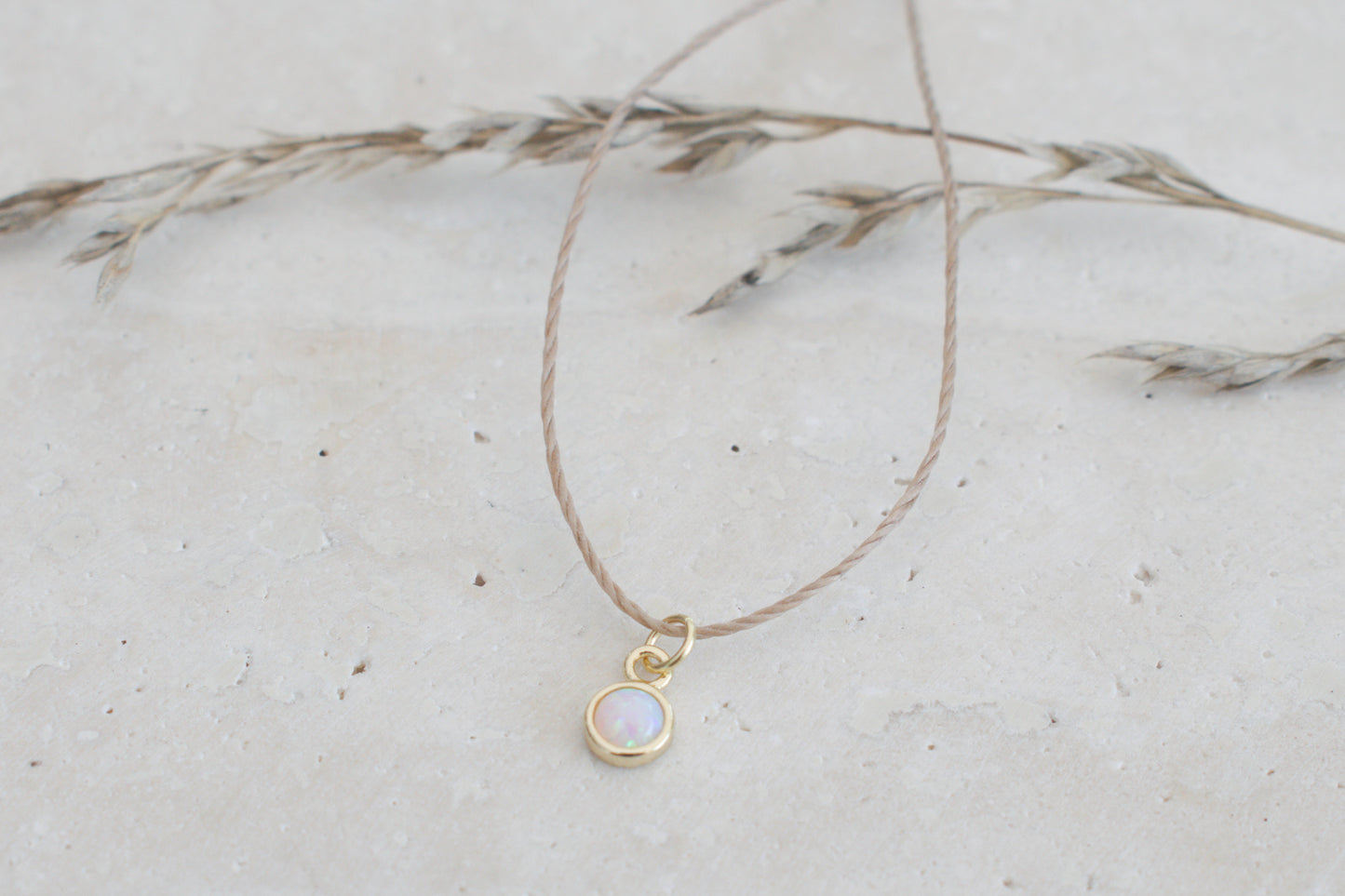 Elegante Halskette mit vergoldetem Mondstein-Anhänger, Minimalistischer Schmuck, Handgefertigt