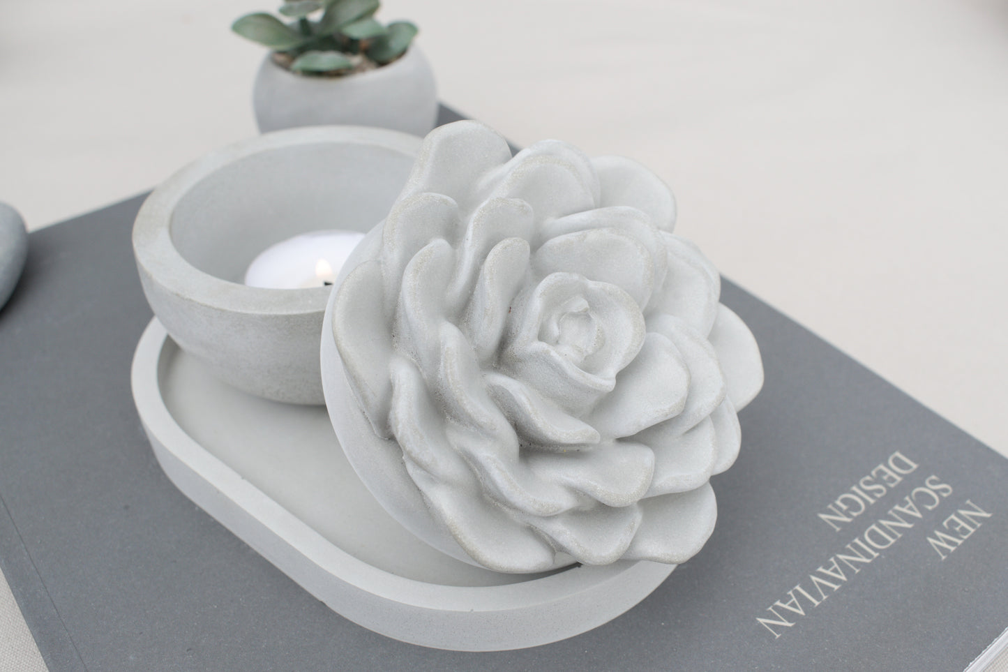 Edle Betonschale als Teelichthalter mit Blumendeckel und kleinem Tablett – Skandi Design in Grau
