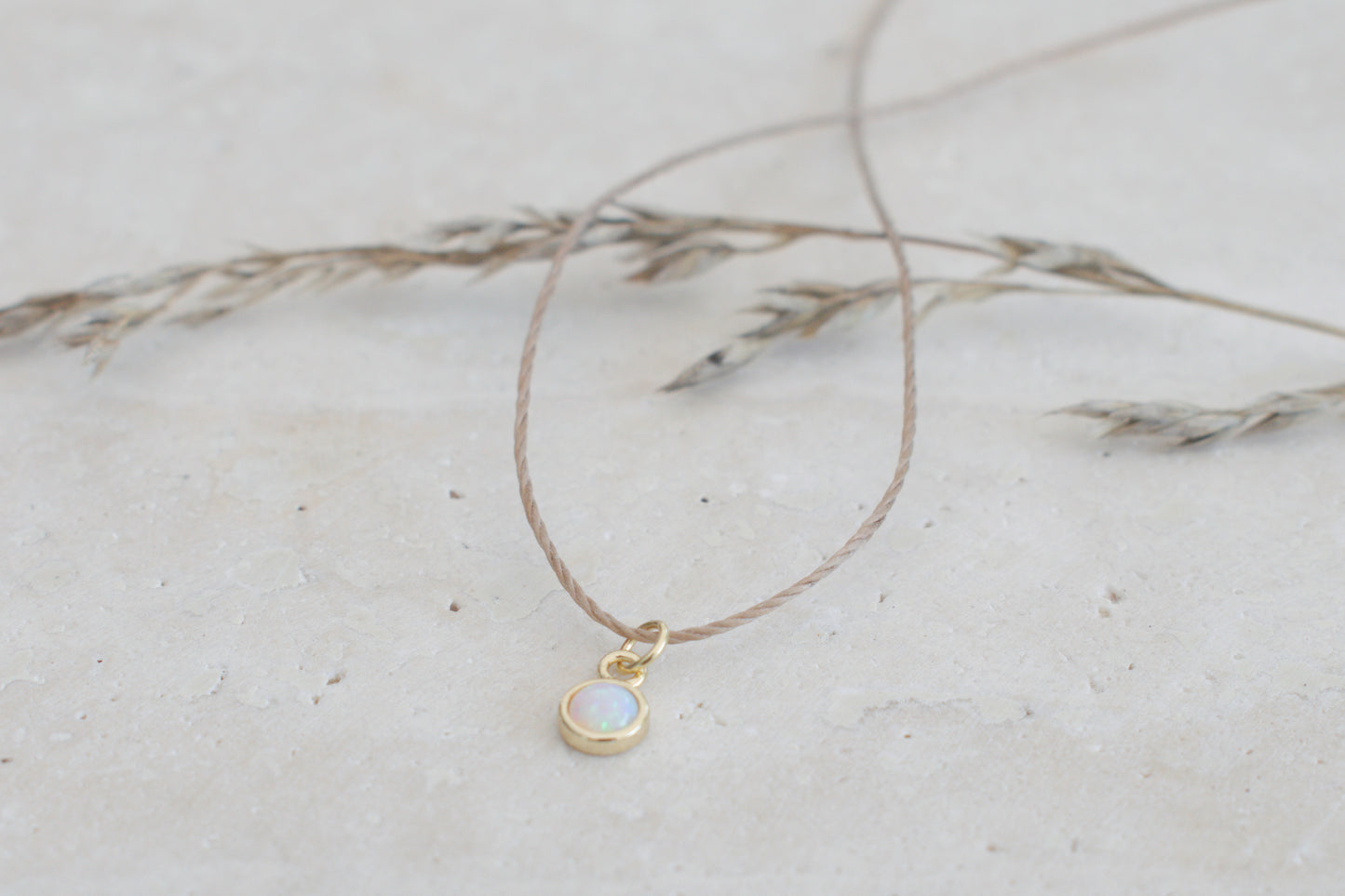 Elegante Halskette mit vergoldetem Mondstein-Anhänger, Minimalistischer Schmuck, Handgefertigt