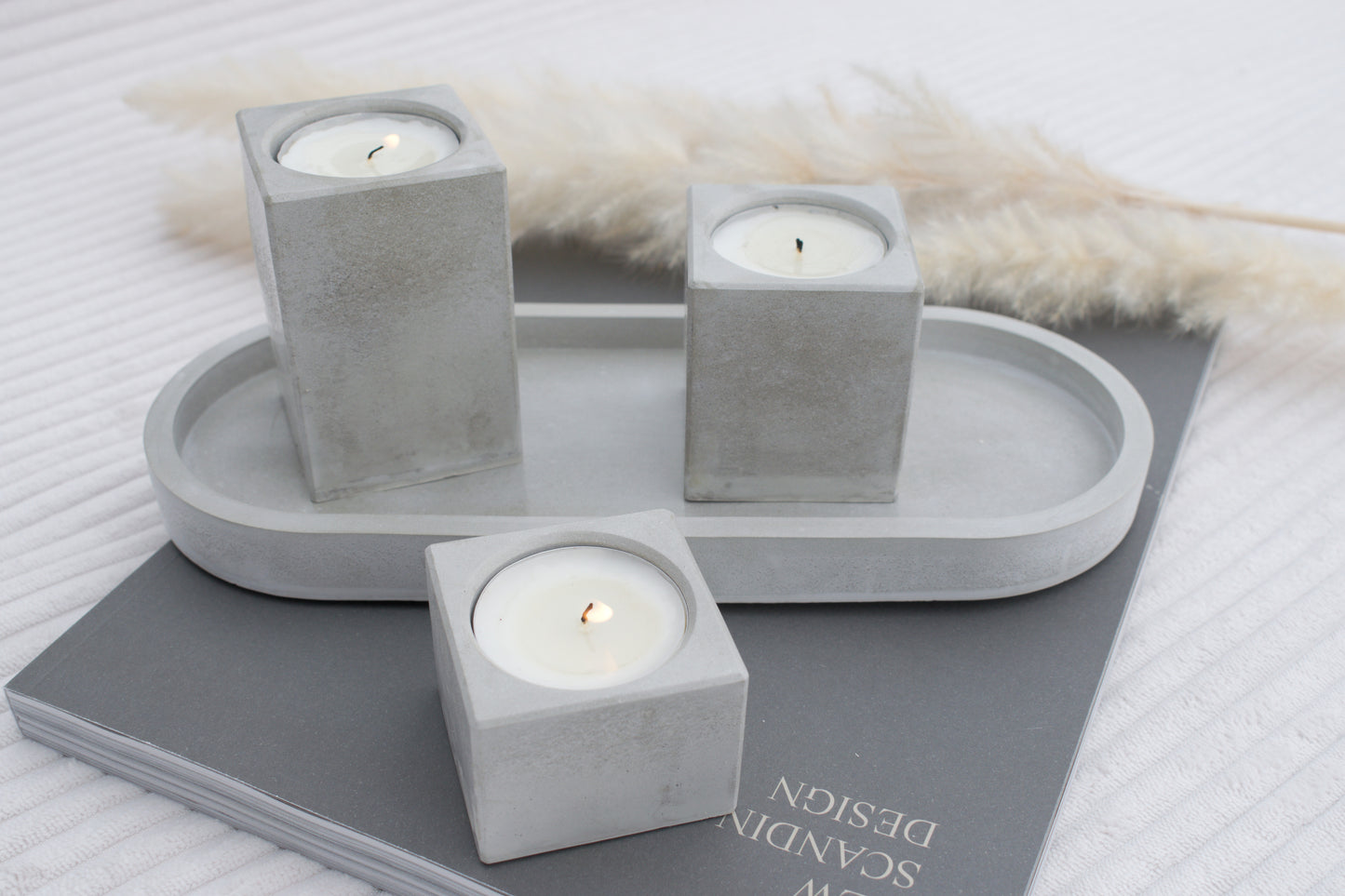 Kerzenhalter Set aus grauem Beton – 3 Teelichthalter mit Tablett | Industrial & Skandi Stil