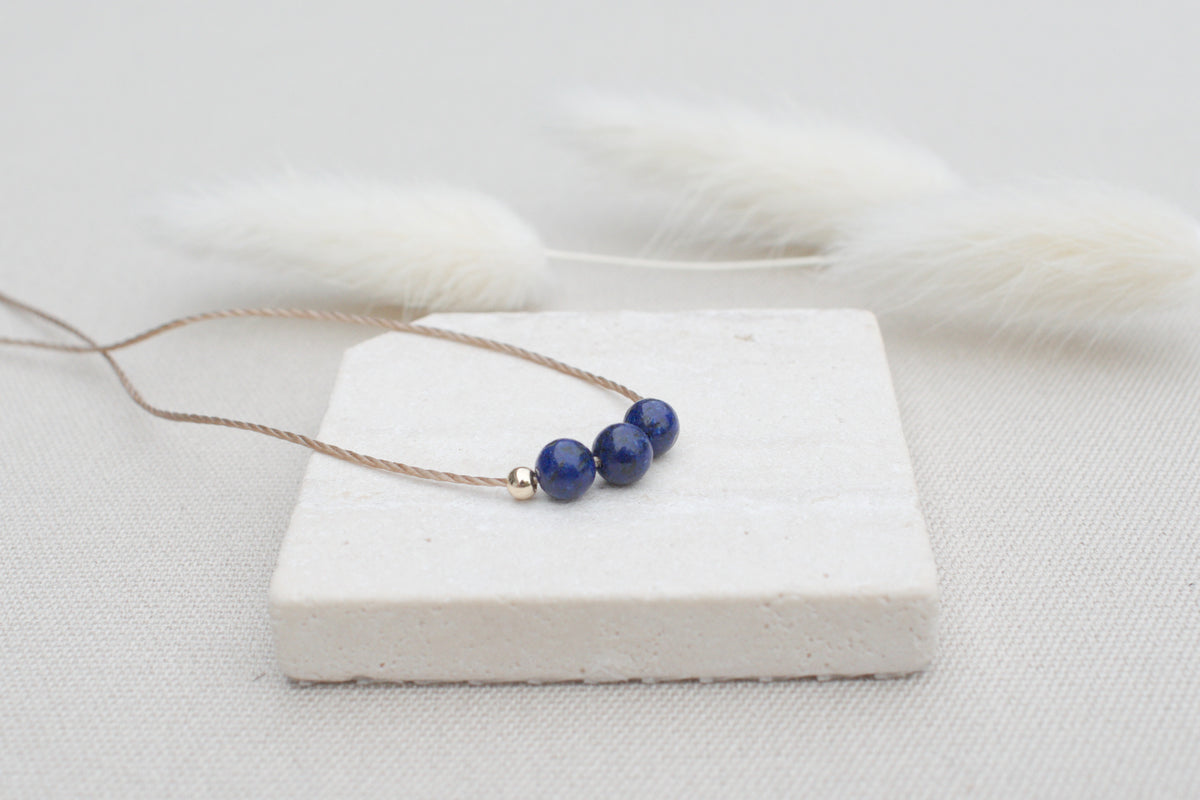 Kette mit Lapislazuli und goldenen Perlen, minimalistisch & edel