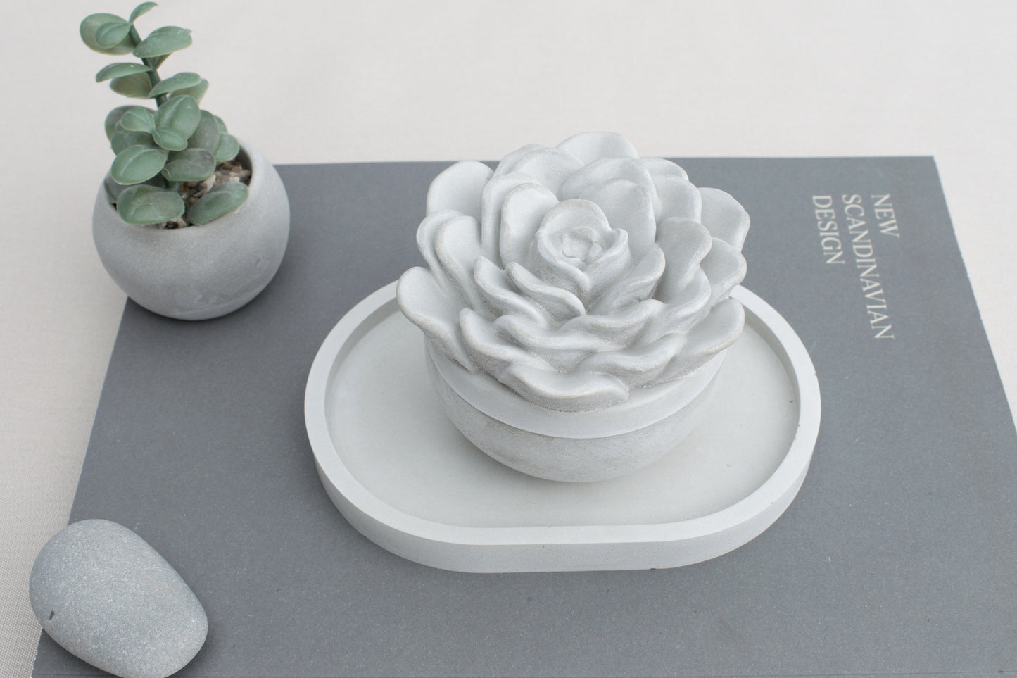 Edle Betonschale als Teelichthalter mit Blumendeckel und kleinem Tablett – Skandi Design in Grau