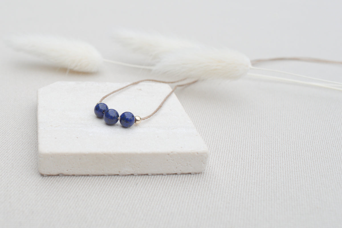 Kette mit Lapislazuli und goldenen Perlen, minimalistisch & edel