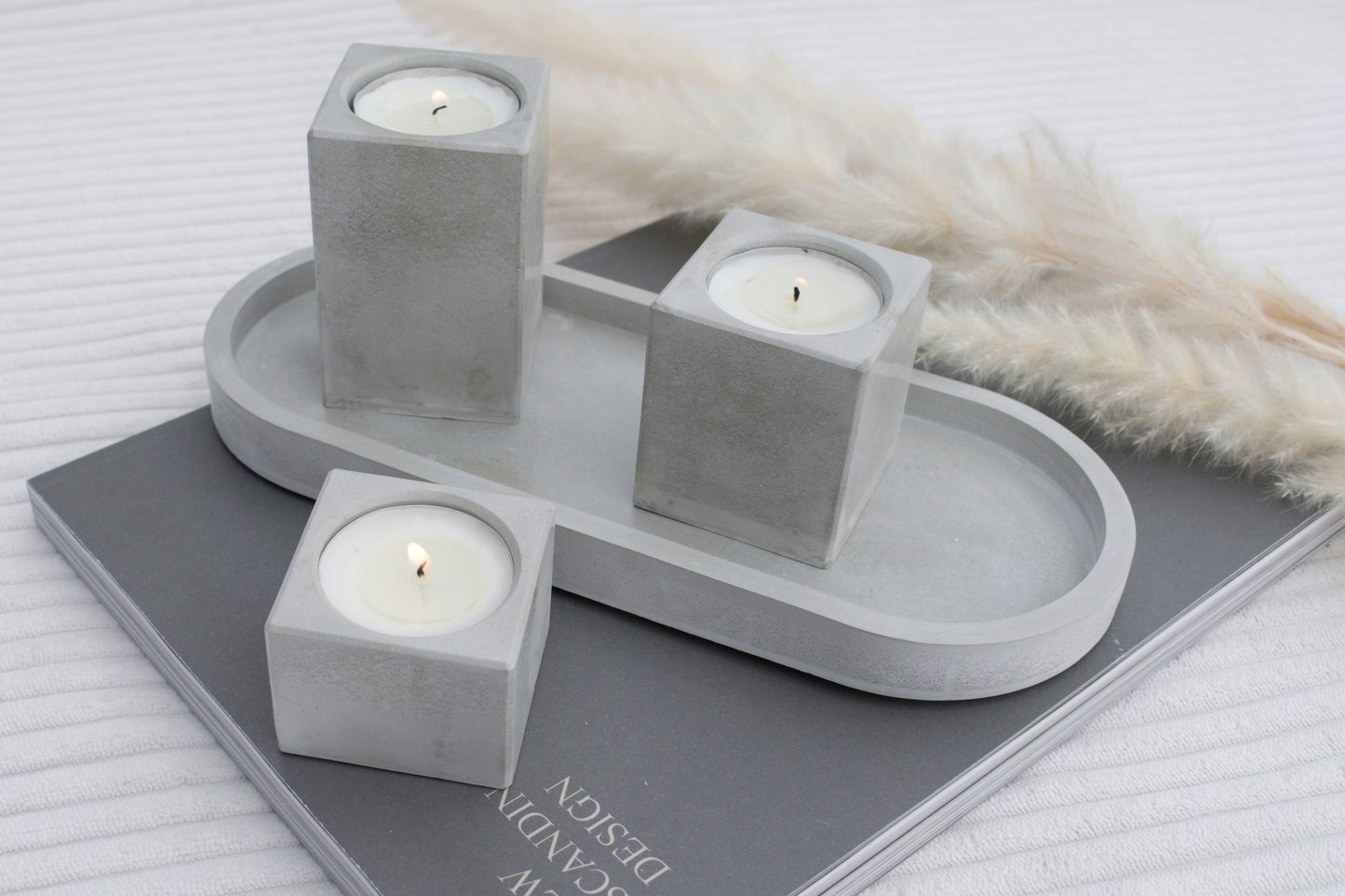 Kerzenhalter Set aus grauem Beton – 3 Teelichthalter mit Tablett | Industrial & Skandi Stil