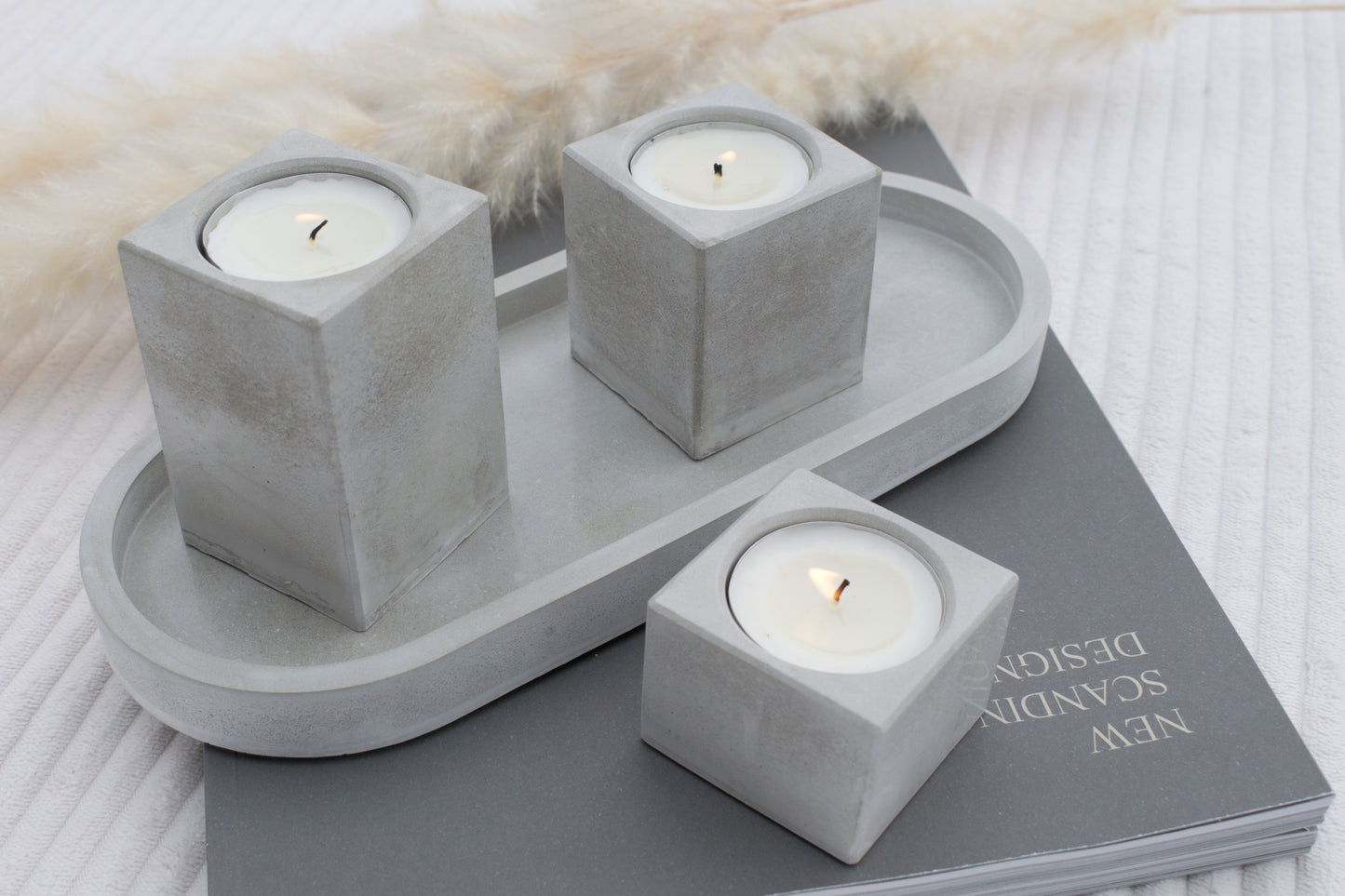 Kerzenhalter Set aus grauem Beton – 3 Teelichthalter mit Tablett | Industrial & Skandi Stil