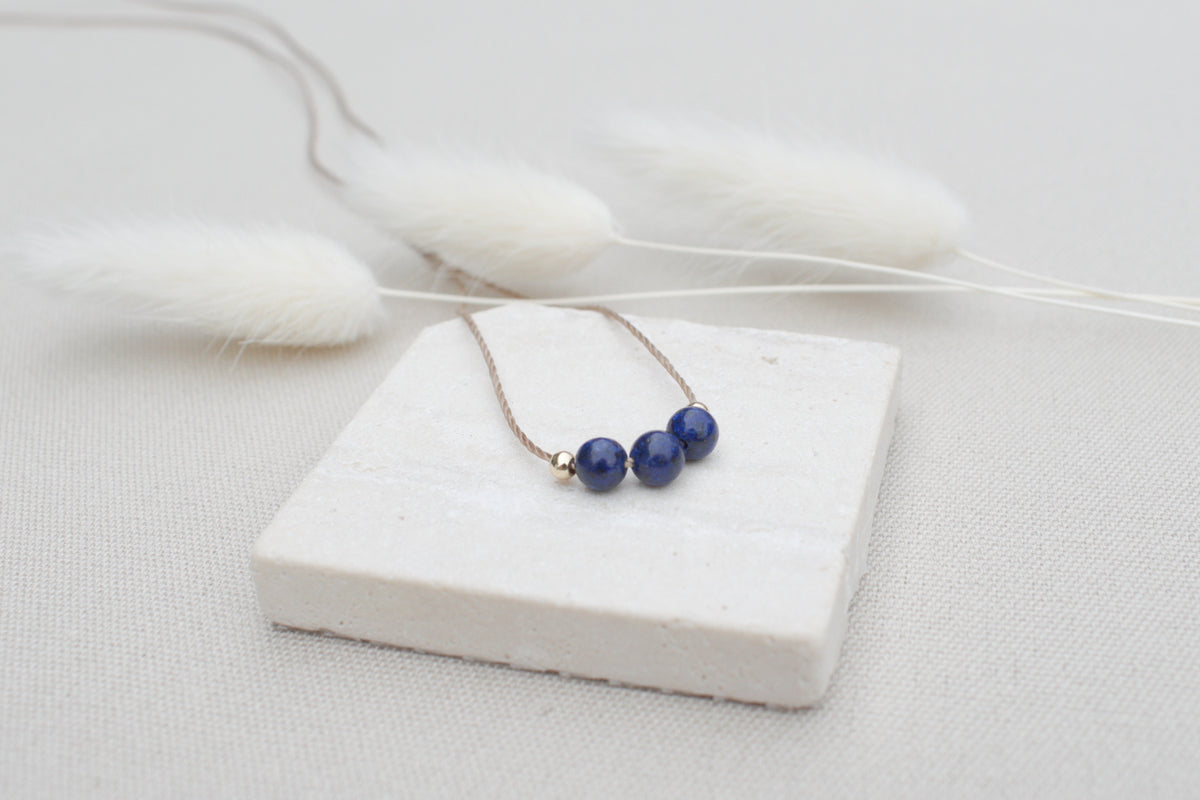 Kette mit Lapislazuli und goldenen Perlen, minimalistisch & edel