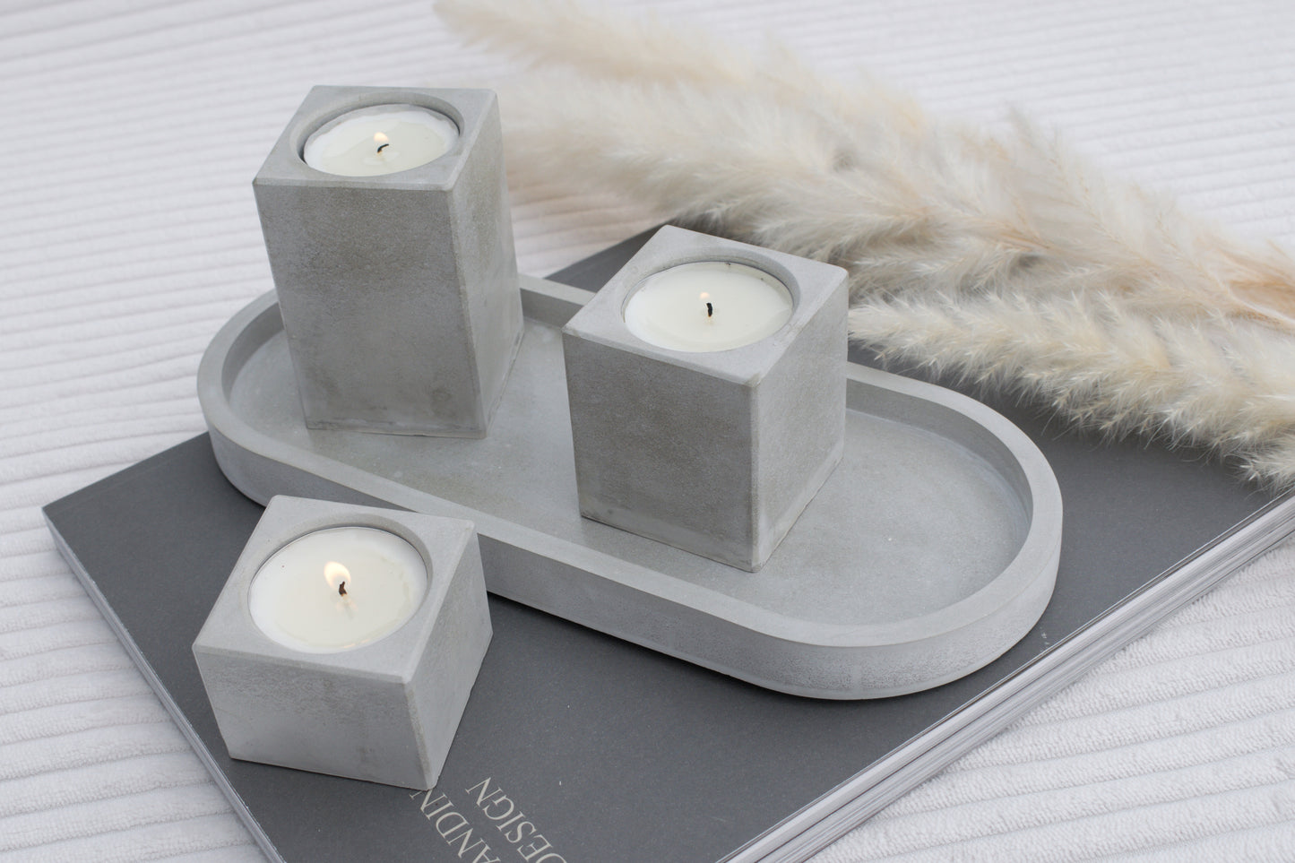 Kerzenhalter Set aus grauem Beton – 3 Teelichthalter mit Tablett | Industrial & Skandi Stil