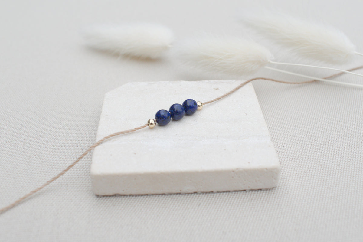 Kette mit Lapislazuli und goldenen Perlen, minimalistisch & edel