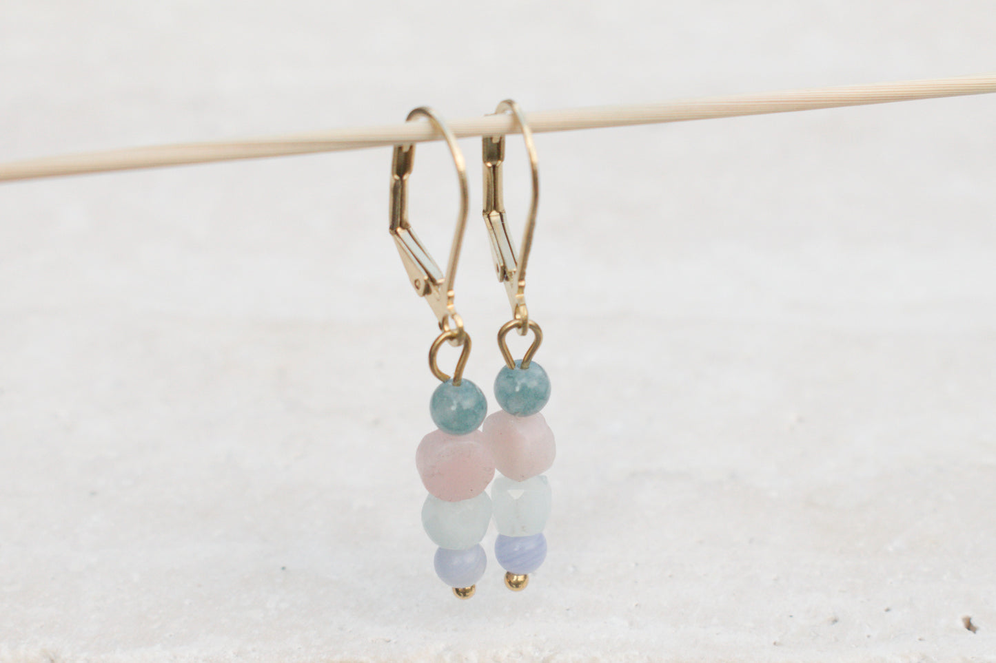 Sommerliche Edelstein-Ohrringe mit Aquamarin, Opal und Lapislazuli, Leichte Boho Ohrhänger, Handgefertigter Schmuck