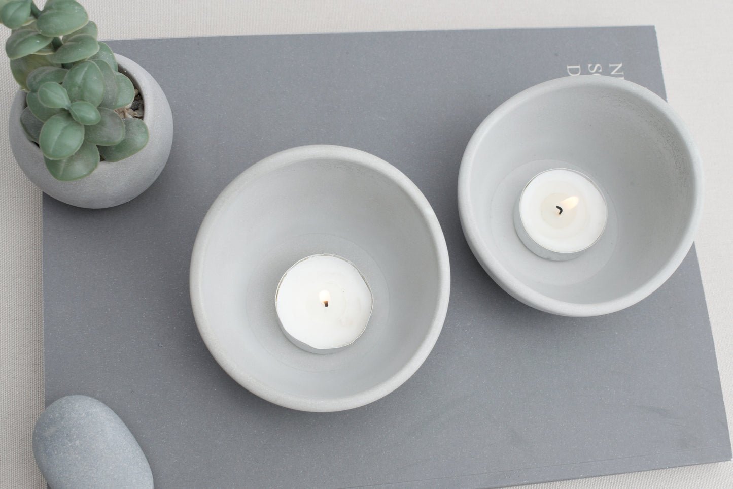 2er Set Kerzenhalter aus grauem Beton – Teelichthalter Skandi Industrial Style – Tischdeko Wohnzimmer – Minimalistische Deko Geschenkidee