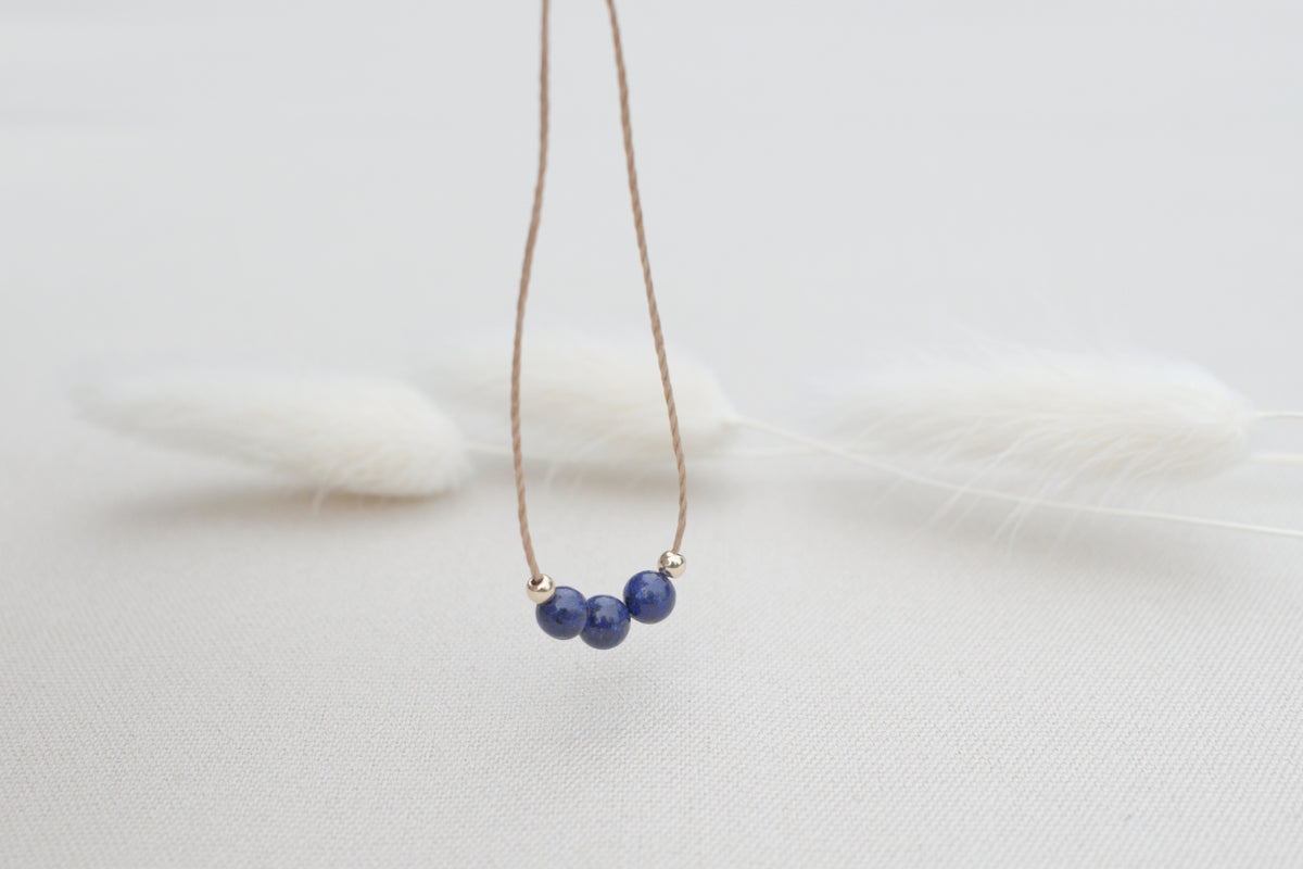 Kette mit Lapislazuli und goldenen Perlen, minimalistisch & edel