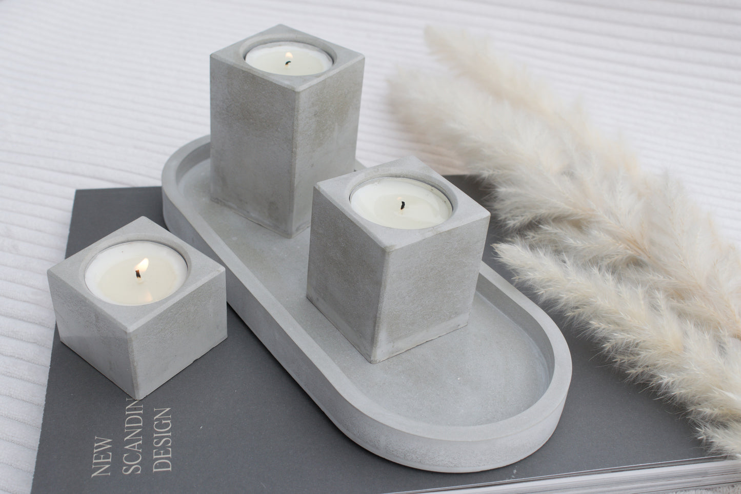 Kerzenhalter Set aus grauem Beton – 3 Teelichthalter mit Tablett | Industrial & Skandi Stil