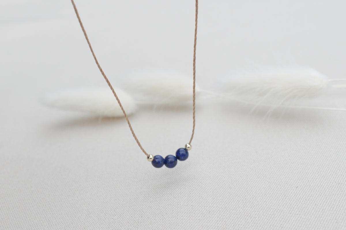 Kette mit Lapislazuli und goldenen Perlen, minimalistisch & edel