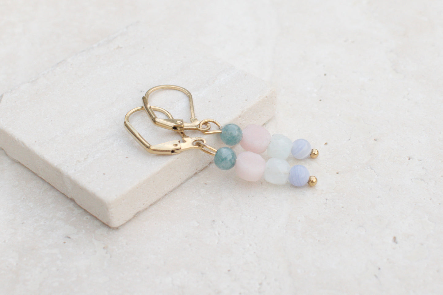 Sommerliche Edelstein-Ohrringe mit Aquamarin, Opal und Lapislazuli, Leichte Boho Ohrhänger, Handgefertigter Schmuck