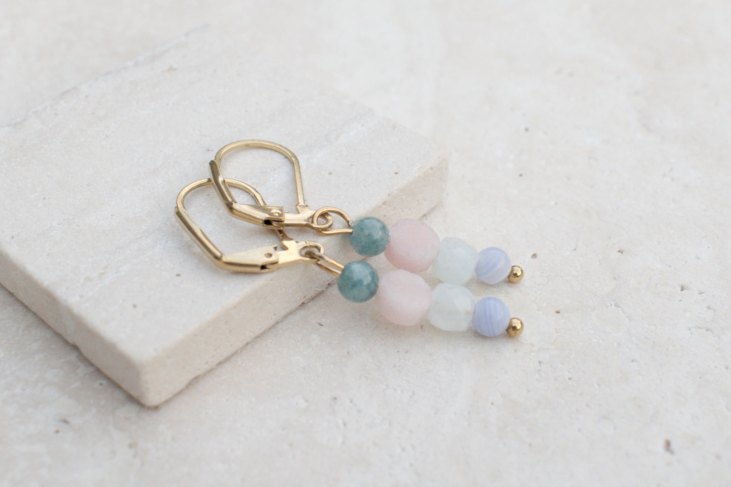 Sommerliche Edelstein-Ohrringe mit Aquamarin, Opal und Lapislazuli, Leichte Boho Ohrhänger, Handgefertigter Schmuck