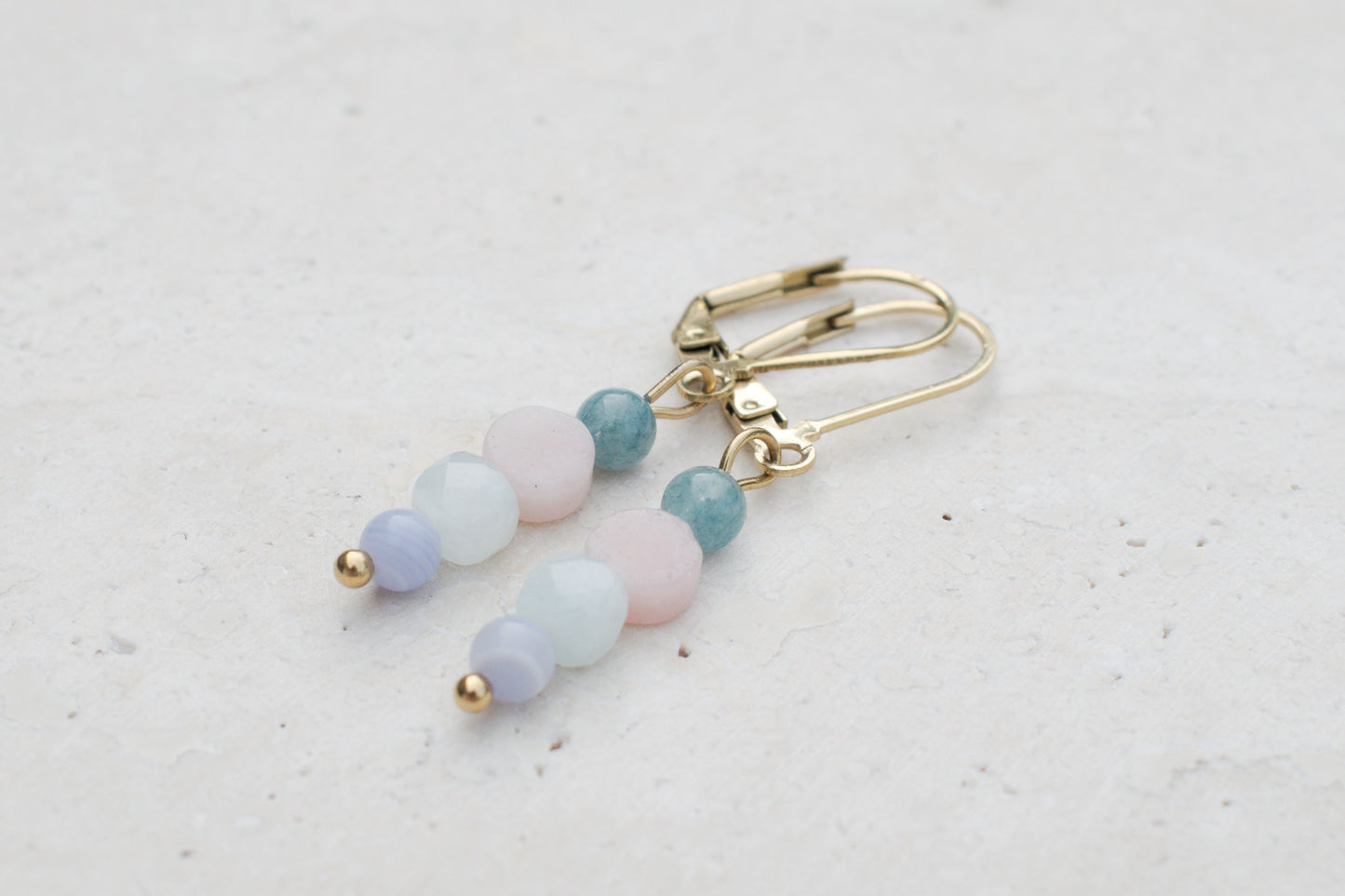 Sommerliche Edelstein-Ohrringe mit Aquamarin, Opal und Lapislazuli, Leichte Boho Ohrhänger, Handgefertigter Schmuck