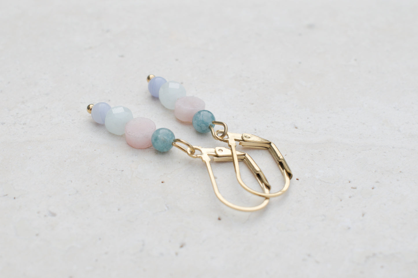 Sommerliche Edelstein-Ohrringe mit Aquamarin, Opal und Lapislazuli, Leichte Boho Ohrhänger, Handgefertigter Schmuck