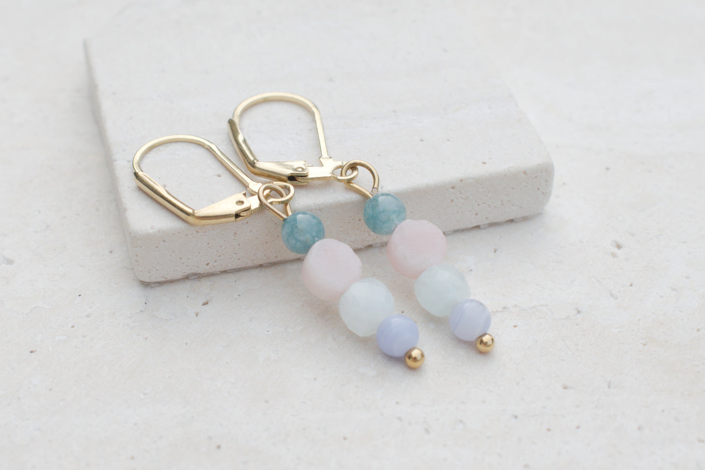 Sommerliche Edelstein-Ohrringe mit Aquamarin, Opal und Lapislazuli, Leichte Boho Ohrhänger, Handgefertigter Schmuck