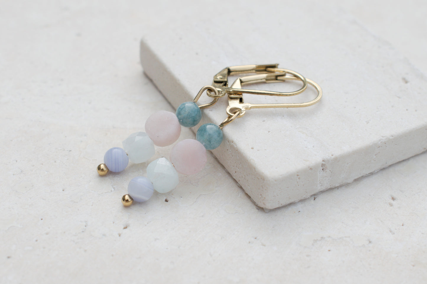 Sommerliche Edelstein-Ohrringe mit Aquamarin, Opal und Lapislazuli, Leichte Boho Ohrhänger, Handgefertigter Schmuck