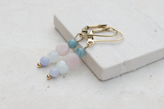 Sommerliche Edelstein-Ohrringe mit Aquamarin, Opal und Lapislazuli, Leichte Boho Ohrhänger, Handgefertigter Schmuck