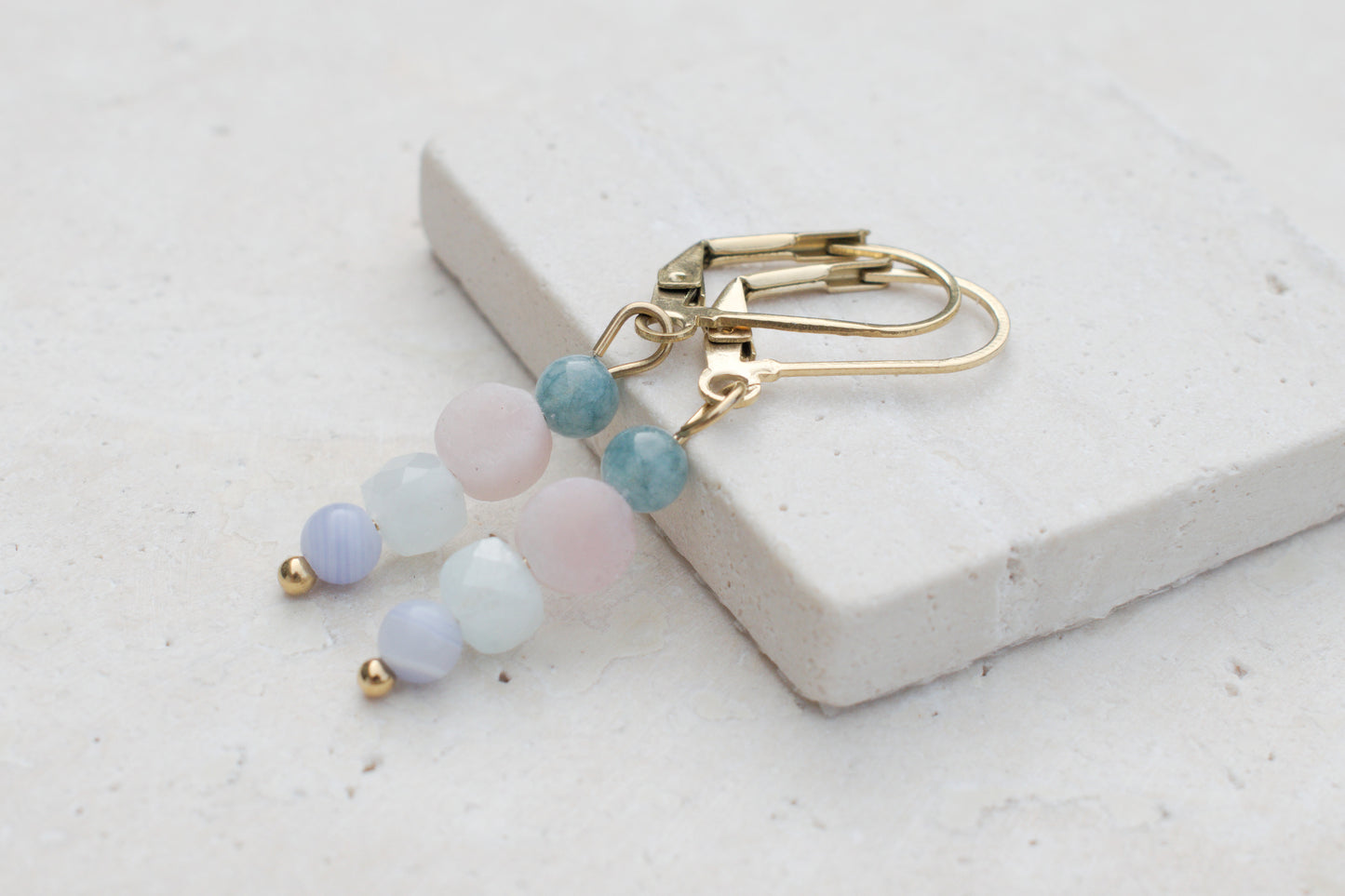 Sommerliche Edelstein-Ohrringe mit Aquamarin, Opal und Lapislazuli, Leichte Boho Ohrhänger, Handgefertigter Schmuck