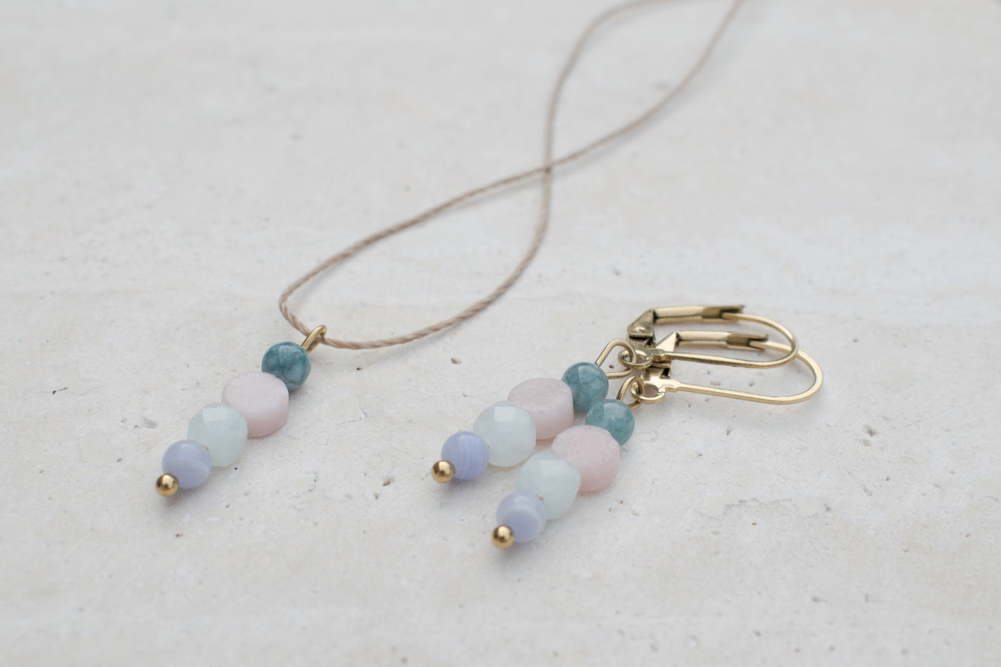 Sommerliche Edelstein-Ohrringe mit Aquamarin, Opal und Lapislazuli, Leichte Boho Ohrhänger, Handgefertigter Schmuck